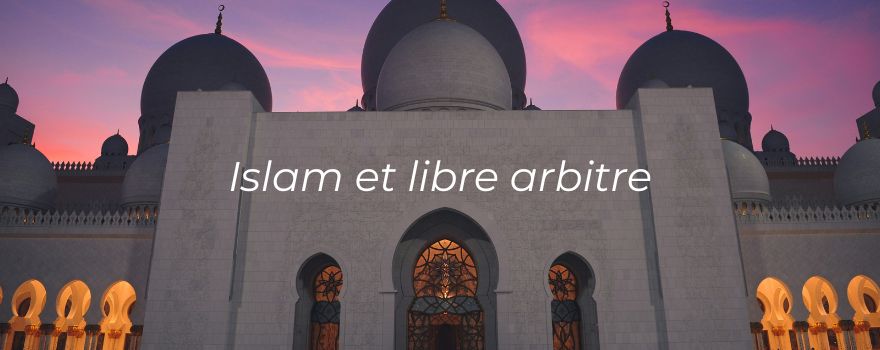 Photo d'une mosquée prise de nuit