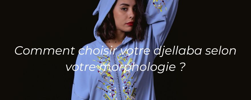 Une femme porte une djellaba à capuche bleu