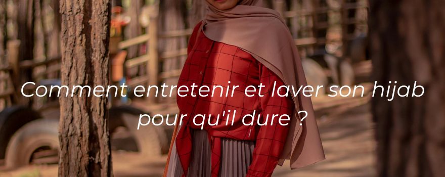 Une femme porte un hijab rose