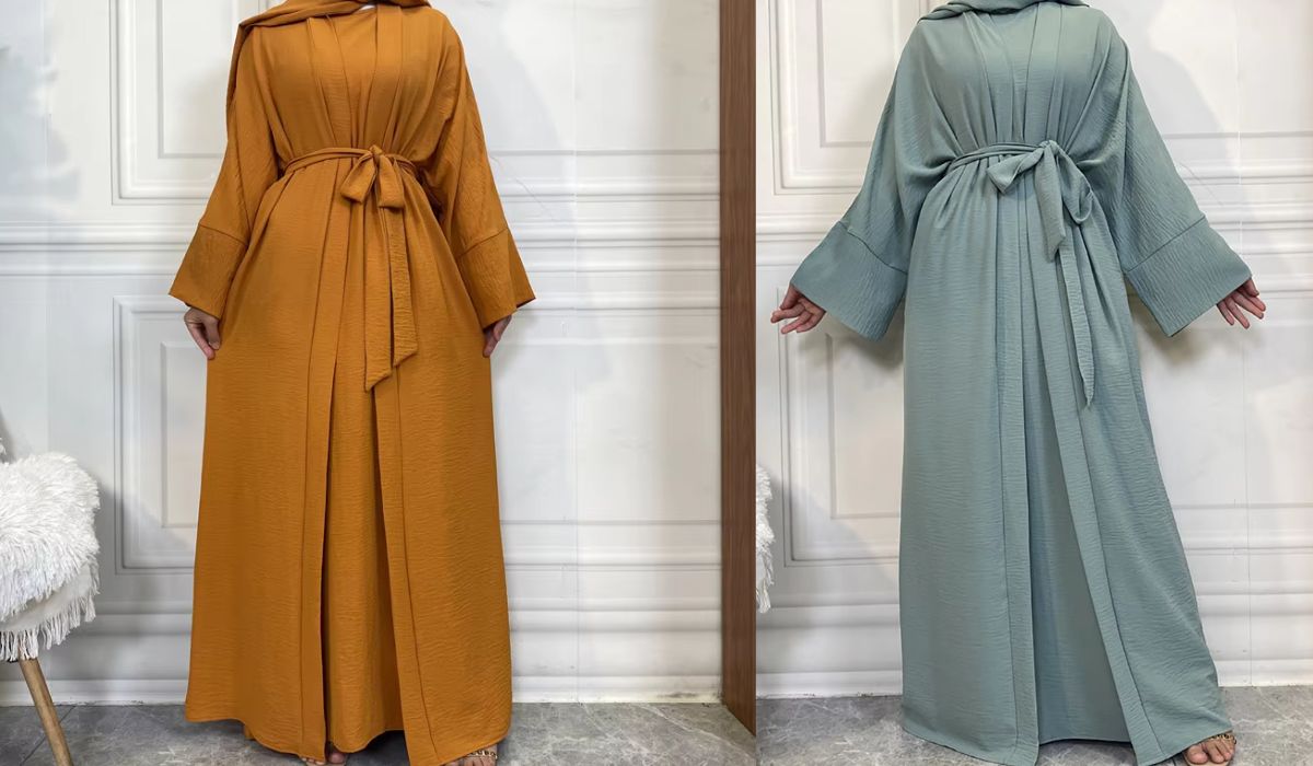 Deux femmes vêtues d'abayas kimono très amples aux manches larges