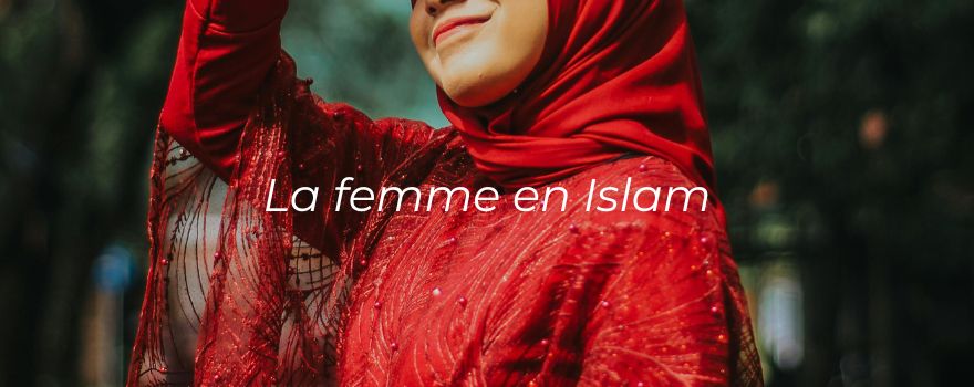 Une femme musulmane en hijab rouge