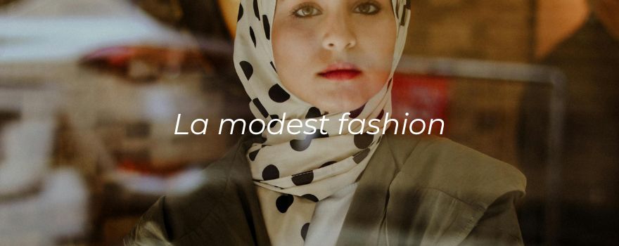 Femme qui porte un hijab blanc et noir