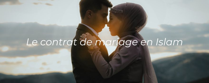 Un couple musulman en tenue de mariage se tienne dans les bras