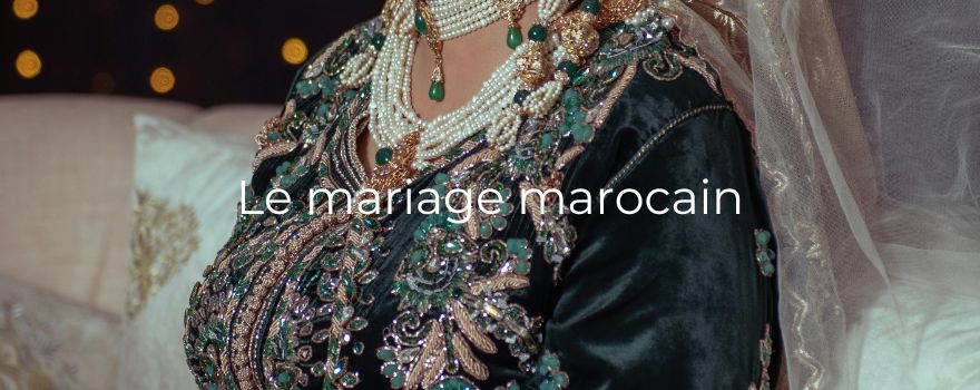 Une femme est vêtue d'un caftan vert