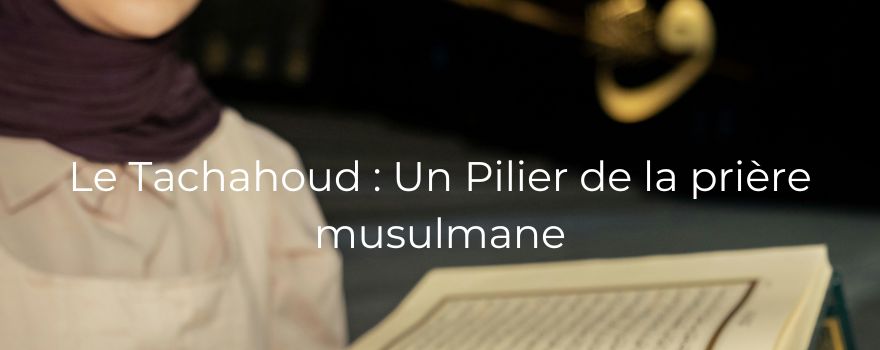 Femme en hijab marron avec le livre du coran ouvert devant ses yeux