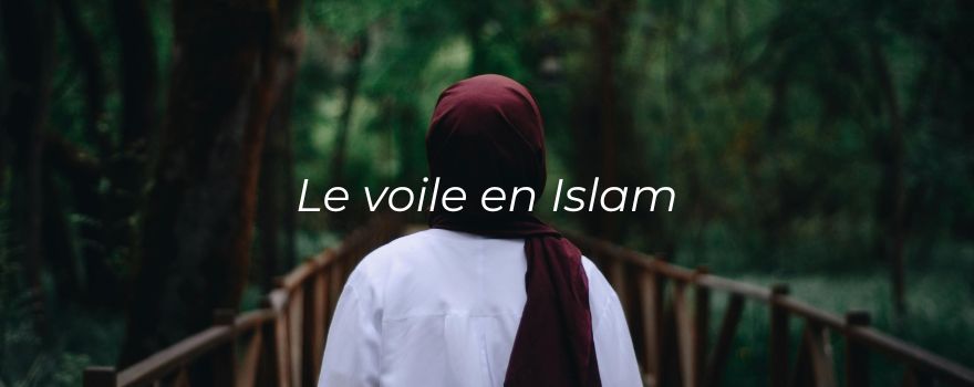 Une femme musulmane porte un voile rouge