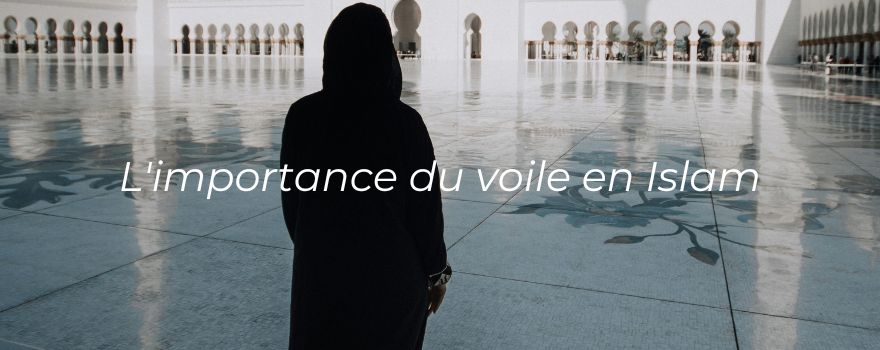 Une femme voilée devant une mosquée