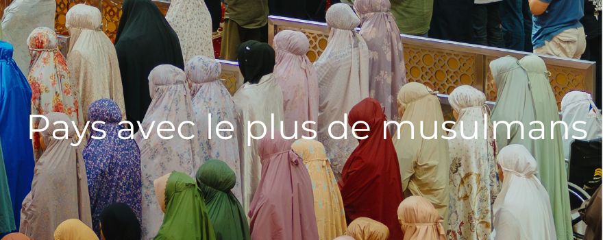 Une foule de femmes en hijab, faisant la prière