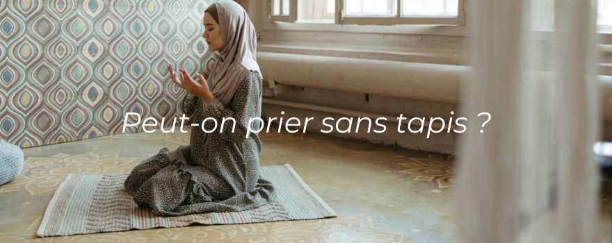 Une femme sur un tapis de prière