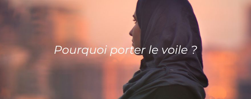 Jeune femme voilée qui regarde un coucher de soleil