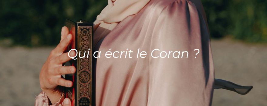 Une femme a le coran dans ses bras