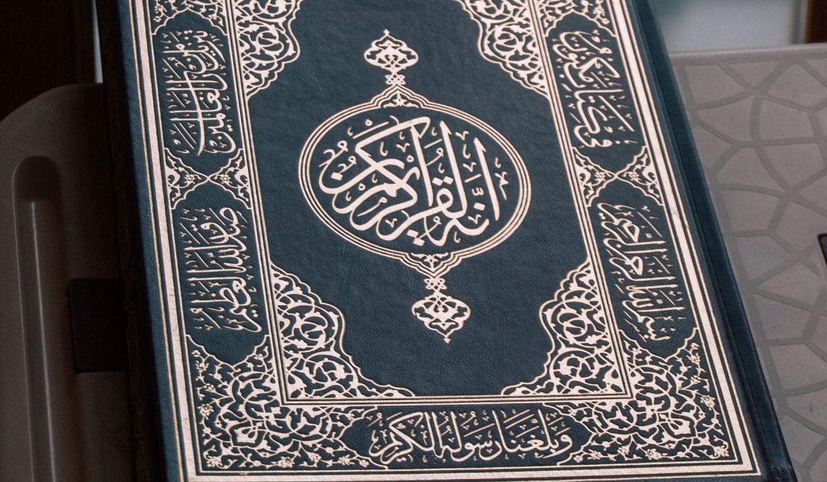 Gros plan sur une couverture bleu pétrole calligraphiée en argenté
