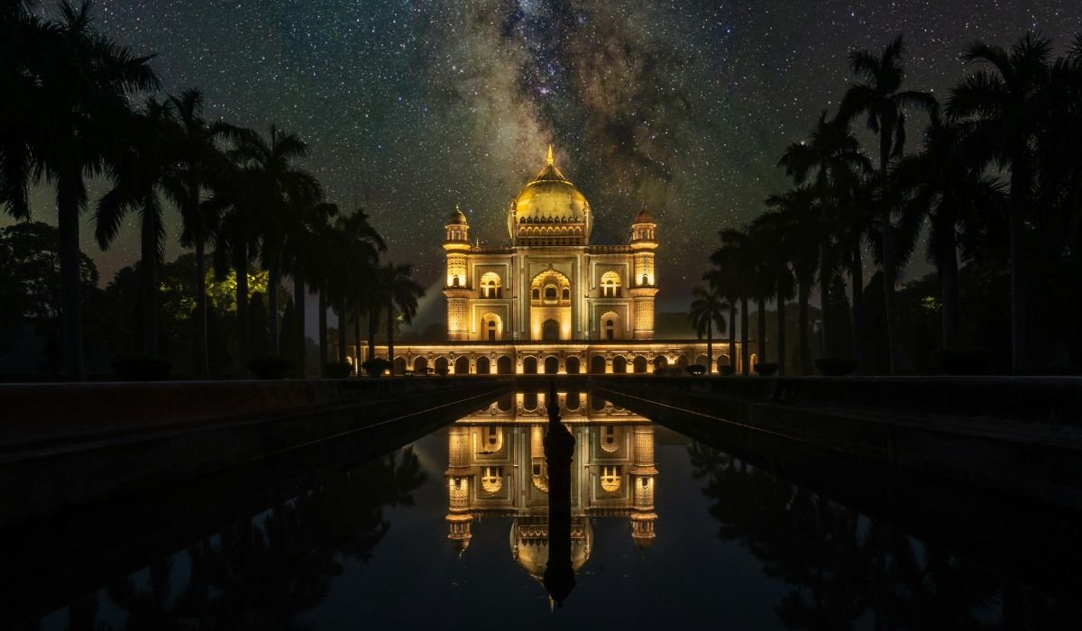 Mosquée illuminée de nuit, coiffée d'un dôme doré