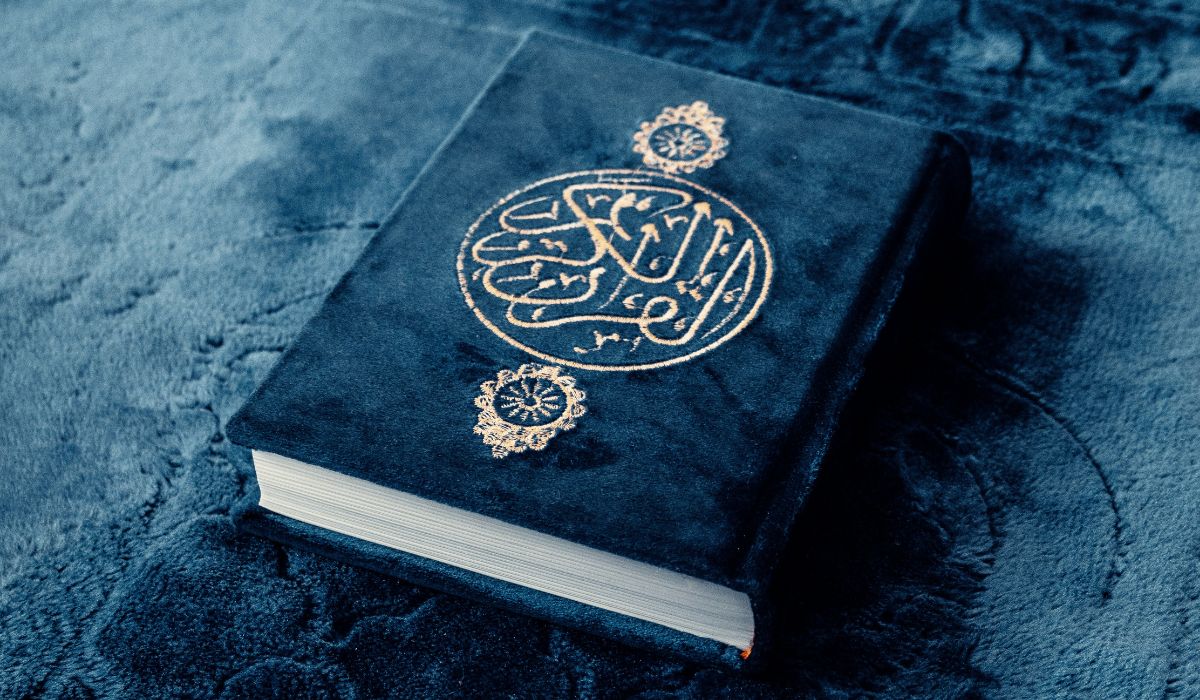 Couverture de Coran en velours bleu nuit, calligraphie et médaillons dorés