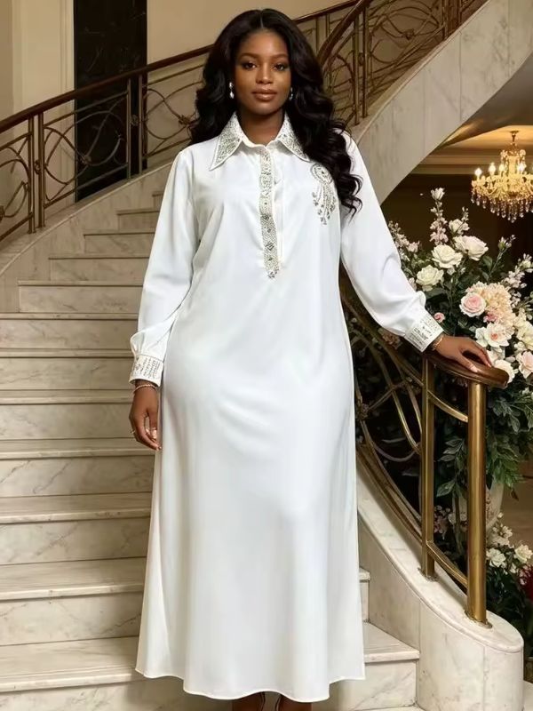 Abaya col chemise ivoire Perle de Tanger portée de face, col, patte boutonnée et poignets ornés de strass argentés
