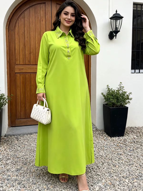 Abaya longue vert anis Jardin de Médine portée de face, silhouette ample et légèrement évasée jusqu'aux chevilles