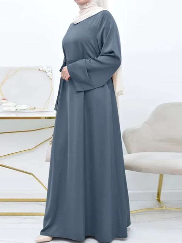 Une femme musulmane porte une abaya dubai ample gris perle