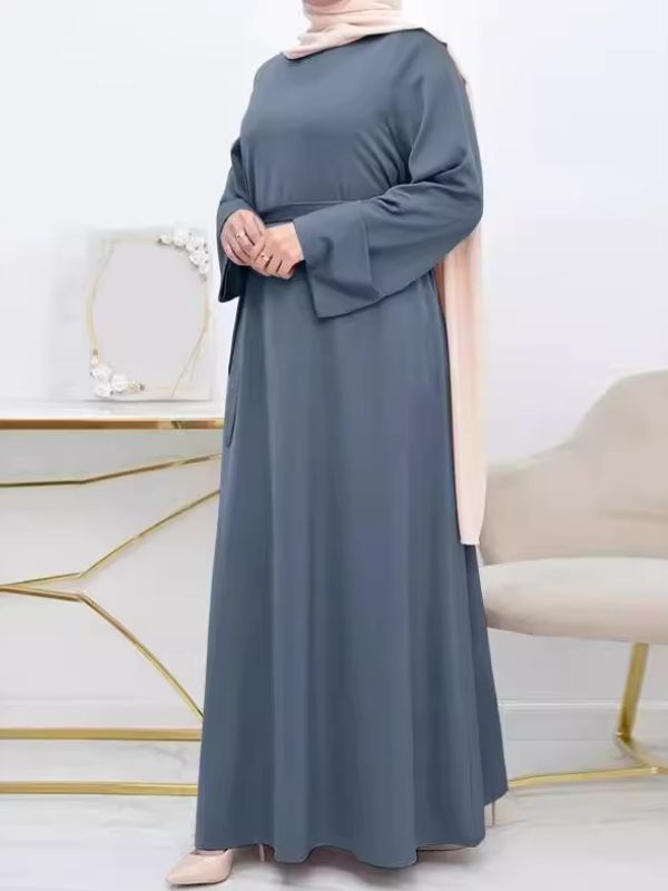 Une femme musulmane porte une abaya dubai ample gris perle