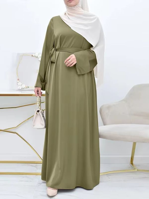 Une femme porte une abaya vert olive