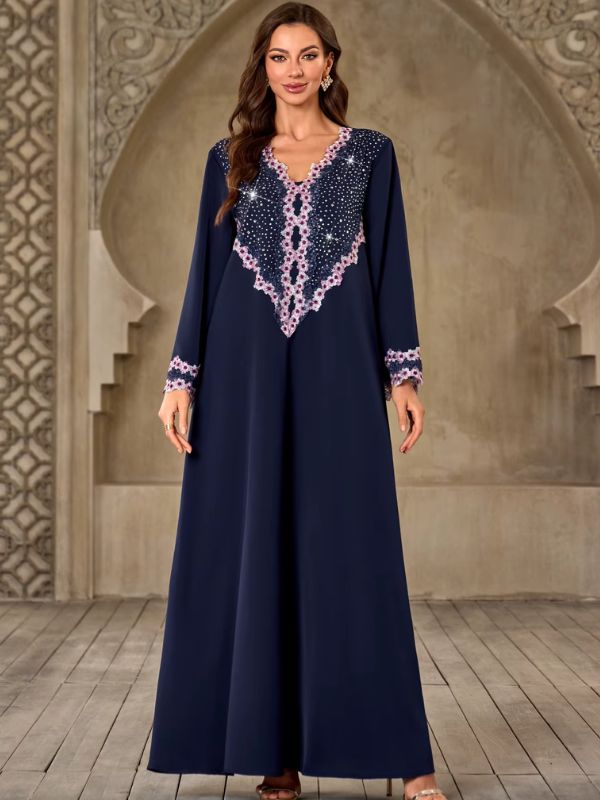 Abaya Dubaï bleu marine, vue de face, bras le long du corps, robe longue évasée et col en V brodé de fleurs roses