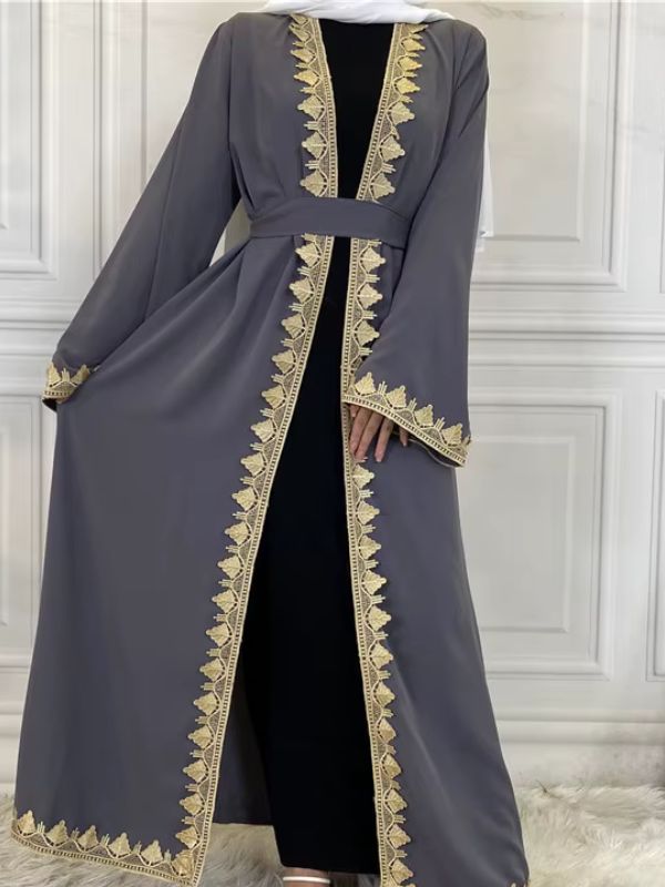 Une femme en hijab porte une abaya