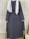 Une femme de dos porte une abaya