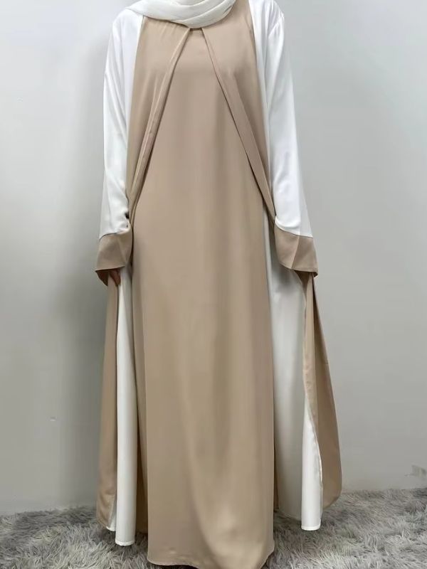 Femme musulmane qui porte une abaya blanc et beige