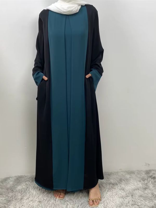 Une femme porte une abaya dubai bleu émeraude