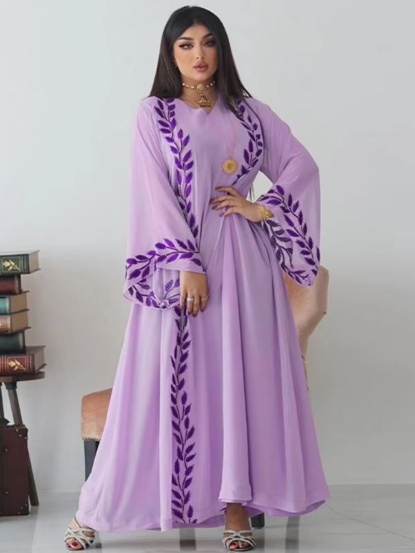 Une femme porte une abaya dubai kimono de couleur lilas