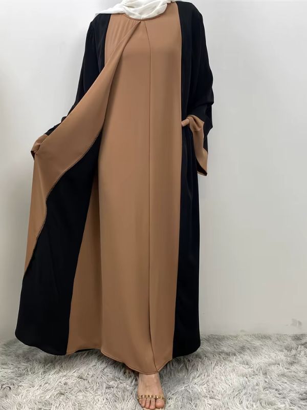 Une femme porte une abaya dubai de couleur caramel et noir