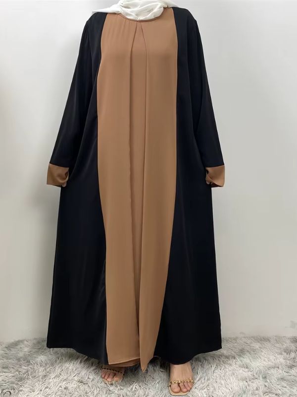 Une femme porte une abaya dubai de couleur caramel et noir