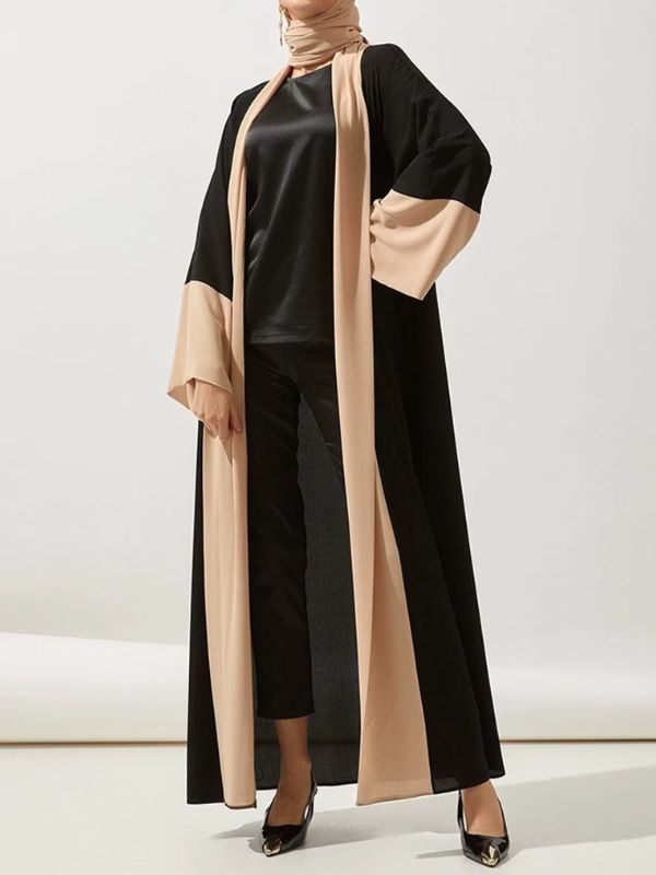 Une femme porte une abaya noire et beige