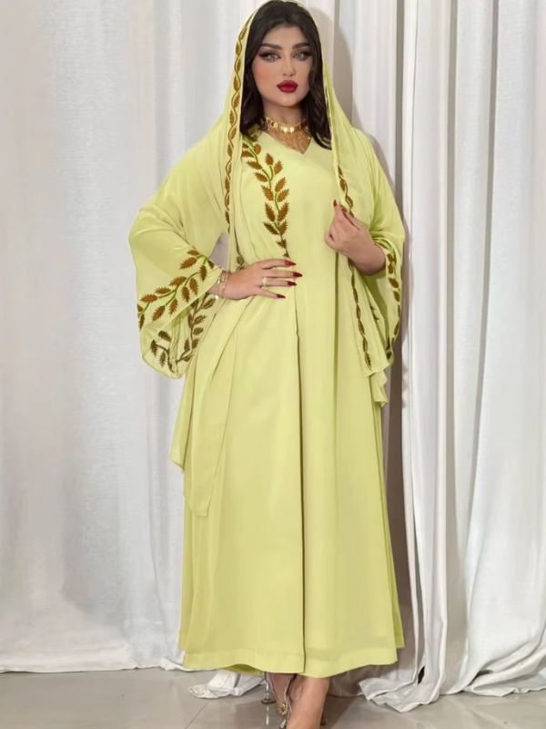 Une femme porte une abaya dubai jaune