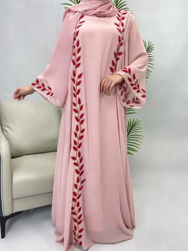 Une femme porte une abaya dubai rose blush