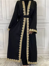 Une femme porte une belle abaya noire