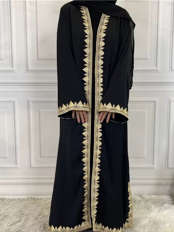 Une femme porte une belle abaya noire