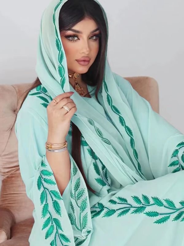 Une femme en abaya dubai kimono turquoise