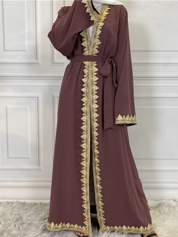 Une femme de face porte une abaya kimono