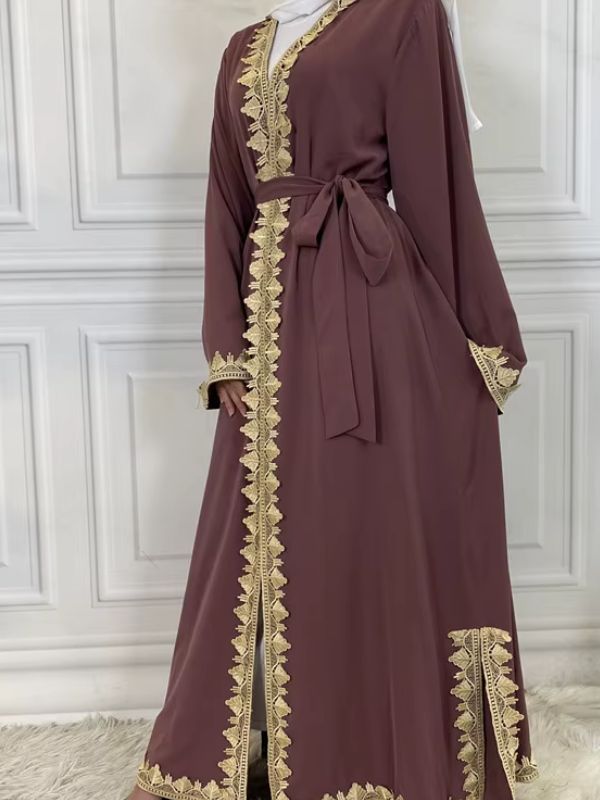 Une femme porte une abaya kimono violet