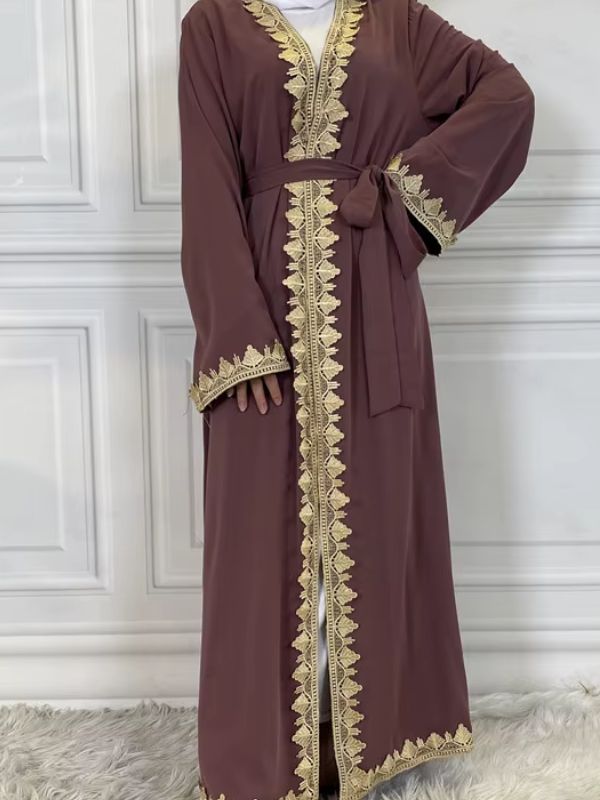 Une femme porte une abaya kimono violet