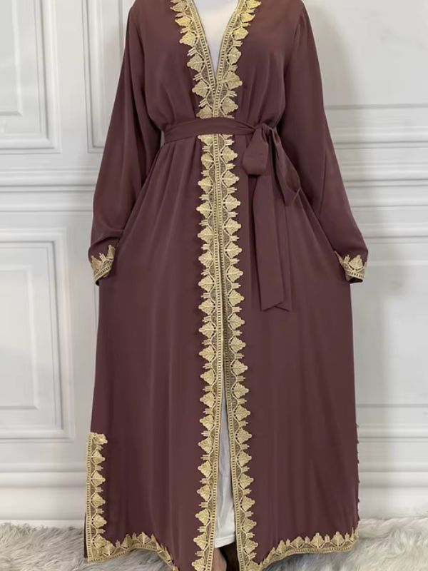 Une femme porte une abaya kimono ample de couleur violette