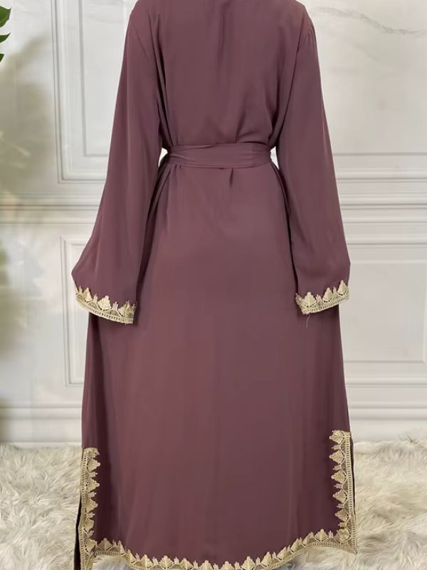 Une femme de dos porte une abaya ample