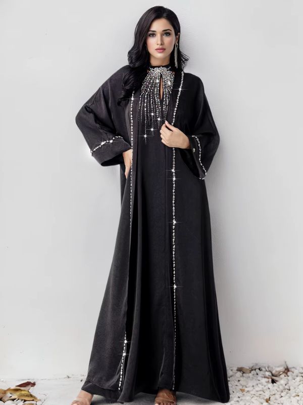 Femme portant une abaya noire élégante