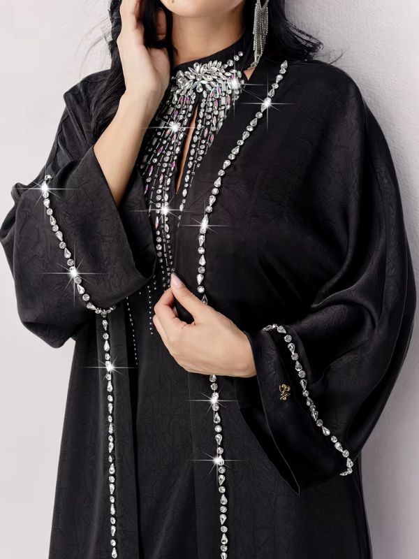 Vue rapprochée des ornements brillants sur une abaya noire