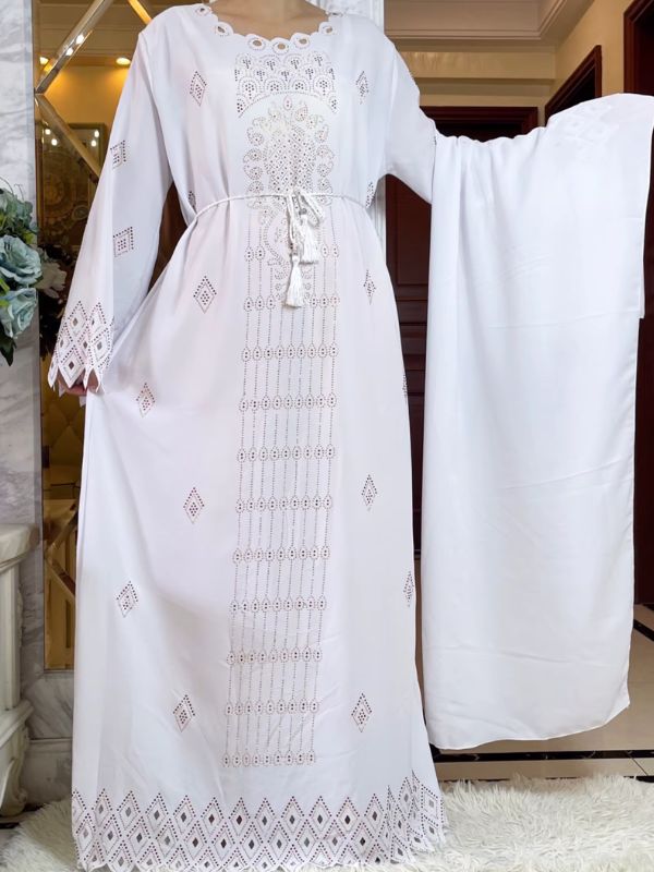 Une femme porte une abaya de couleur blanc opale