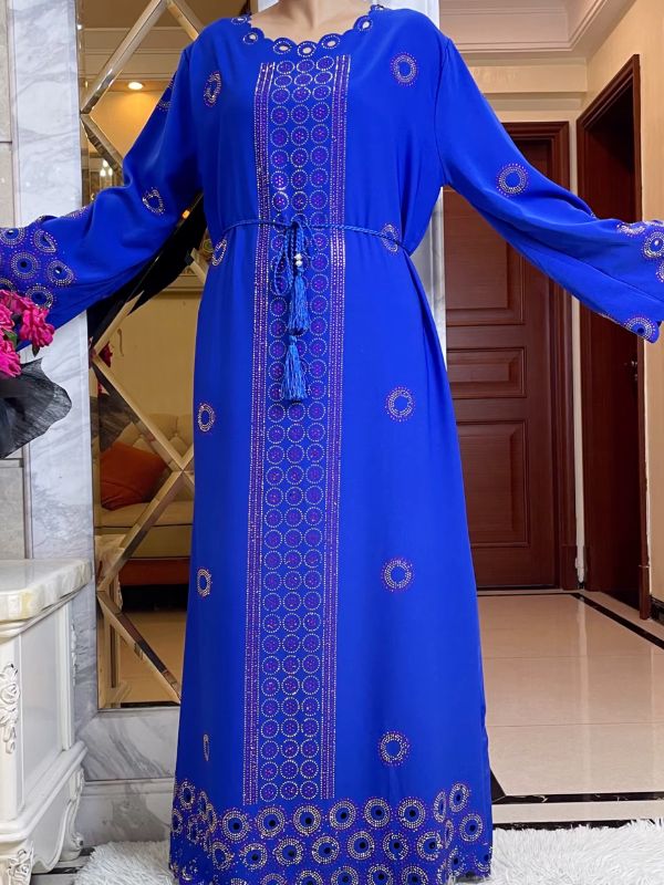 Une femme porte une abaya bleu 