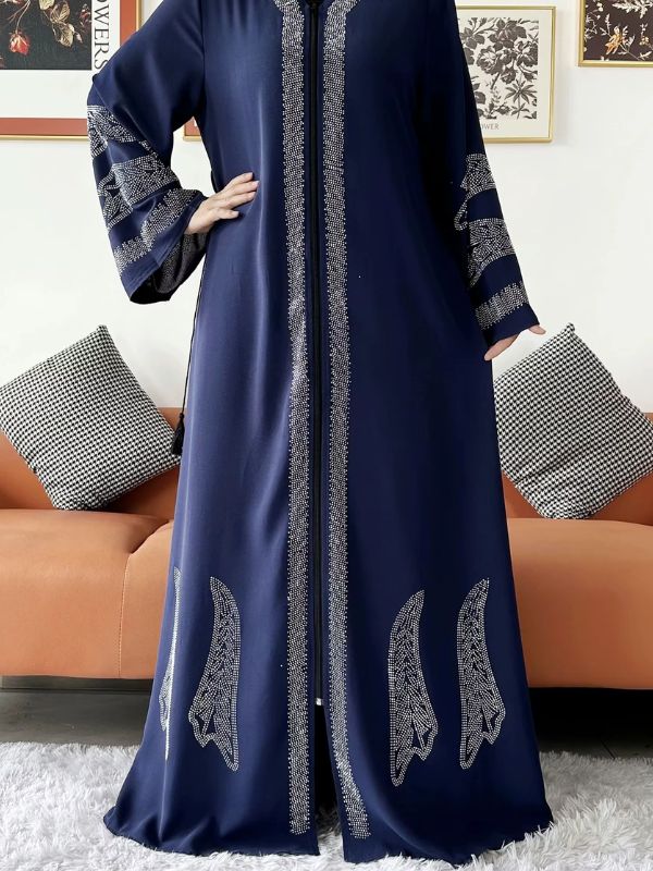 Une femme porte une abaya bleu nuit