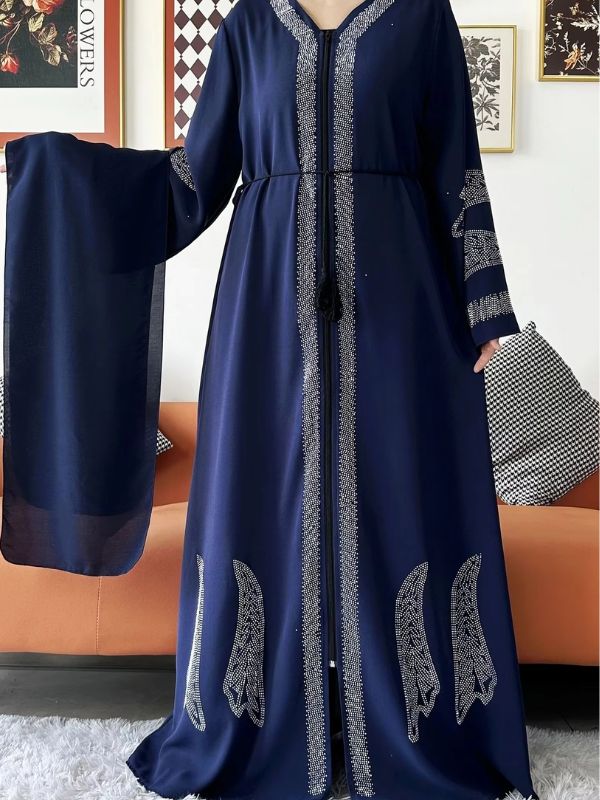Une femme porte une abaya bleu nuit