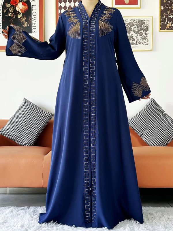 Une femme porte une sublime abaya dubai bleu