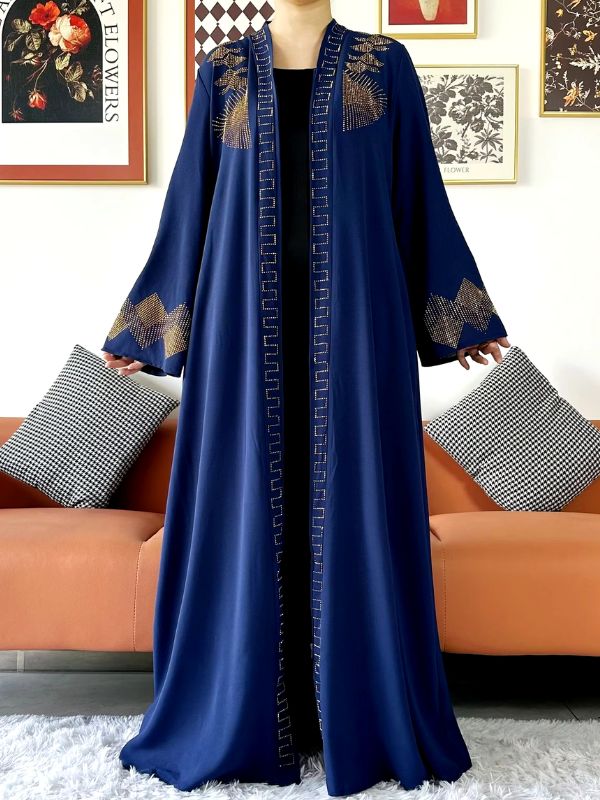 Une femme porte une sublime abaya dubai bleu
